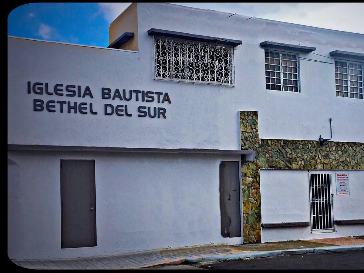 Fachada real de la Iglesia Bautista Bethel del Sur en la Calle Vives, Ponce